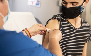 Вакцинация граждан от 18 лет может начаться уже в июле