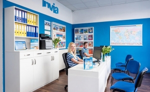 Турагентство Invia закрыло половину офисов, но рассчитывает сократить убытки за счет летнего сезона