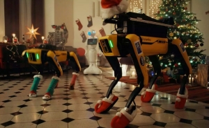 Факультет ČVUT выпустил рождественское видео, на котором наряженные роботы поздравляют с наступающими праздниками