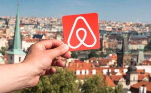 Количество квартир, предлагаемых в Праге на Airbnb сократилось на 50%