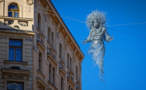 В Праге появилась скульптура, изображающая украинскую женщину в венке