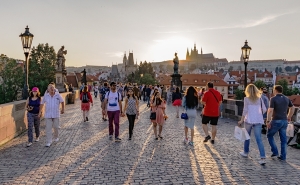 Количество туристов в Чехии значительно выросло, продажи в сфере услуг растут шестой квартал подряд