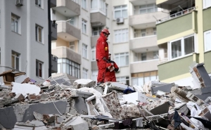 68 чешских пожарных вылетели на помощь в Турцию, они добровольно присоединятся к спасательным работам