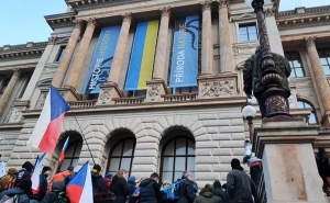 В Праге прошел митинг против мер правительства, на котором в последствии часть демонстрантов призывала снять украинский флаг с музея
