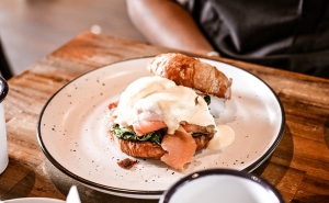 День начинается с вкусного завтрака - где в Праге делают лучшие яйца Бенедикт?