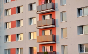 Цены на недвижимость снизились на 6% по сравнению с 2022 годом, квартиры в панельных домах подешевели на 10%