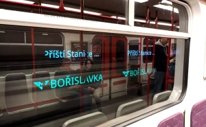 В метро появилась необычная голограмма: пассажиры гадают, что это может быть