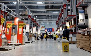 Продажи в чешских магазинах снижаются 17-й месяц подряд