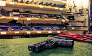Новая новела закона о покупке оружия: продавцы обязаны будут сообщать о подозрительном поведении покупателя