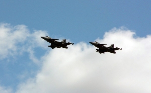 Недалеко от Праги проходят военные учения, летают военные самолеты и истребители