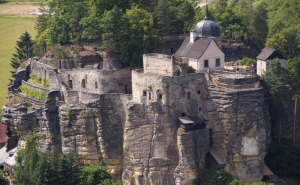 Крепость, вросшая в скалу на высоте 35 метров