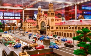 На Главном вокзале вырос макет станции из кубиков Lego На Главном вокзале вырос макет станции из кубиков Lego