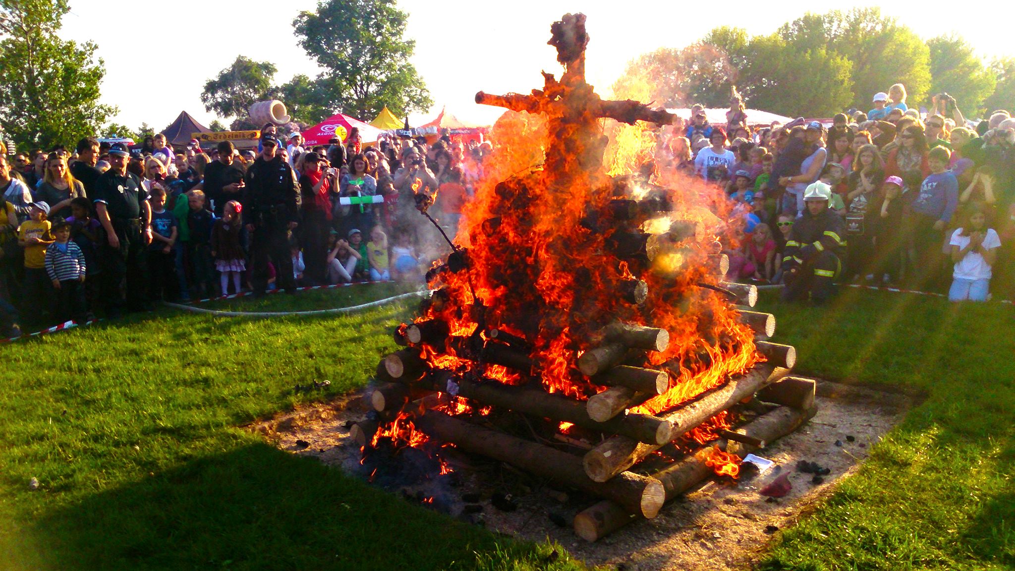 Walpurgisnacht. Вальпургиева ночь фестиваль. Вальпургиева ночь Чехия. Вальпургиева ночь сожжение.